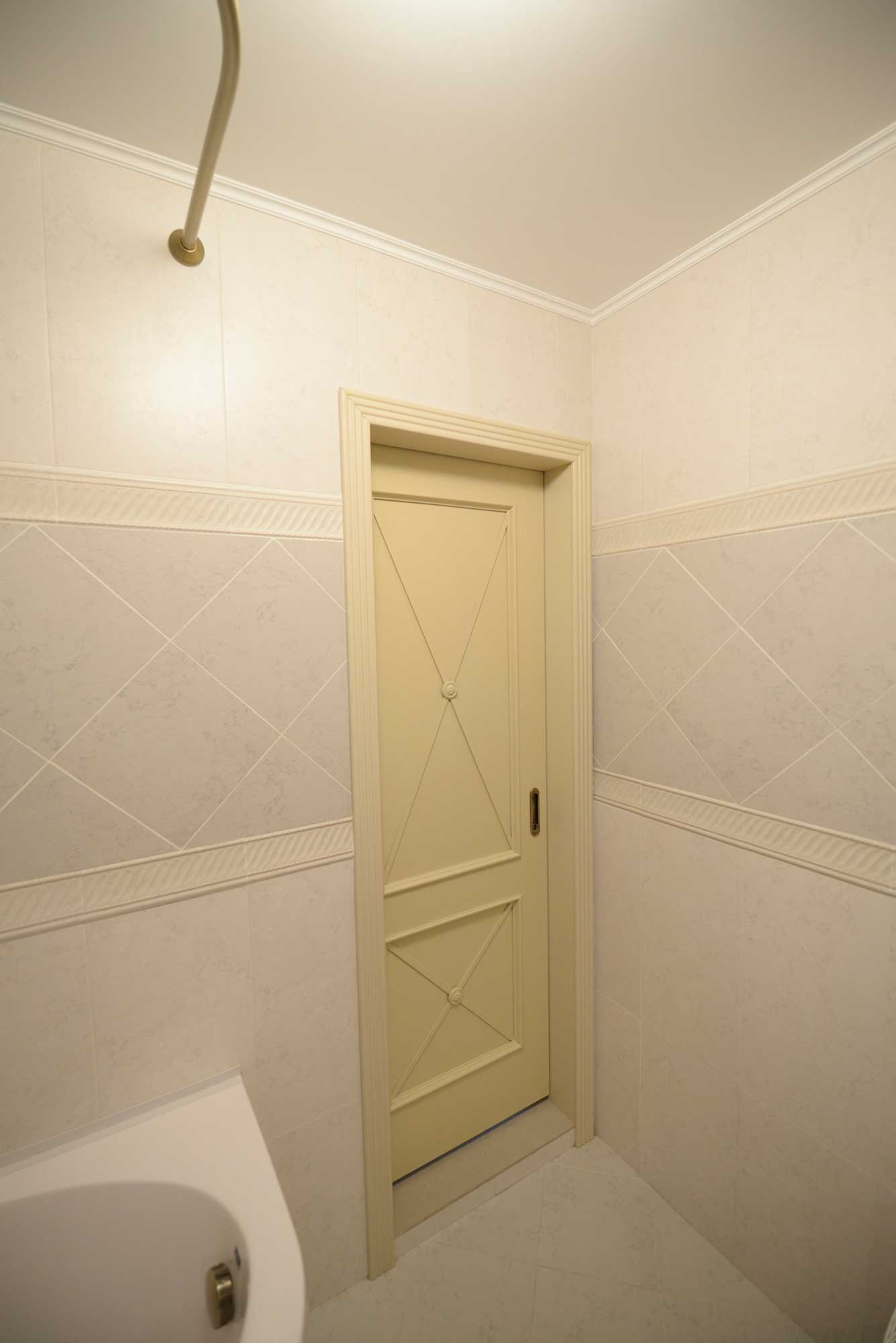 раздвижная дверь в туалете в стиле прованс