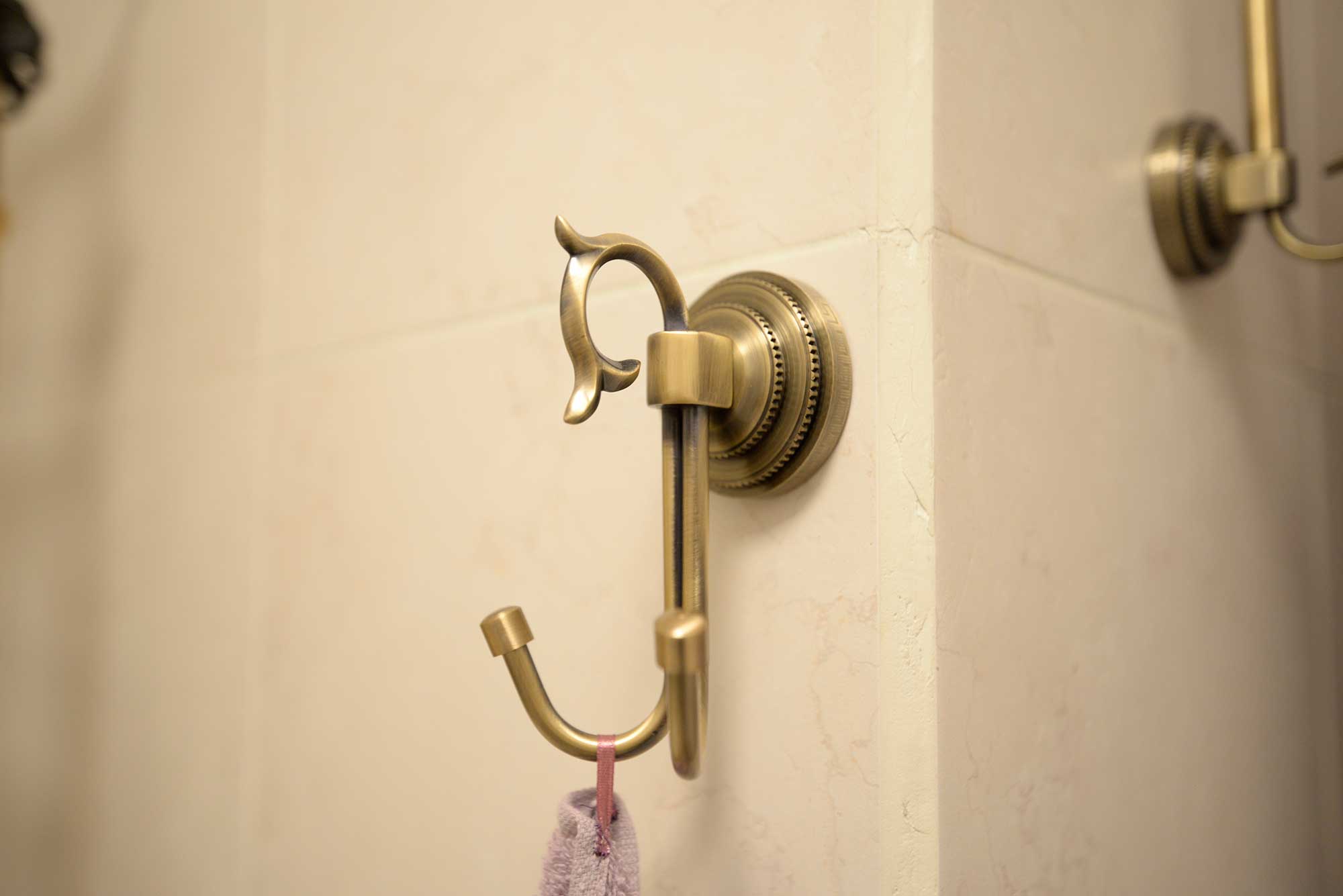бронзовый крючек в стиле прованс в ванной