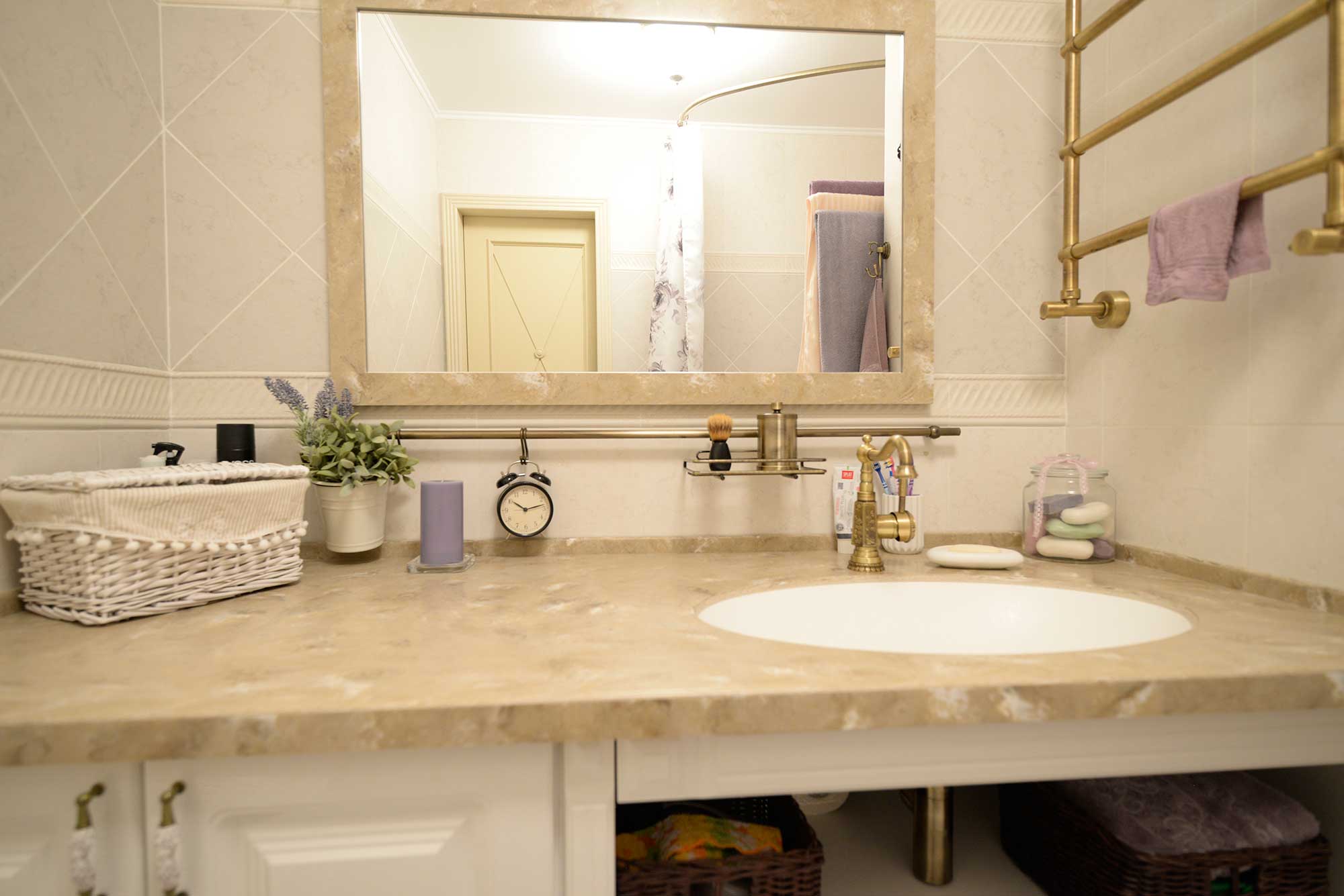 столешница из натурального камня и зеркало с обрамлением из камня в ванной прованс