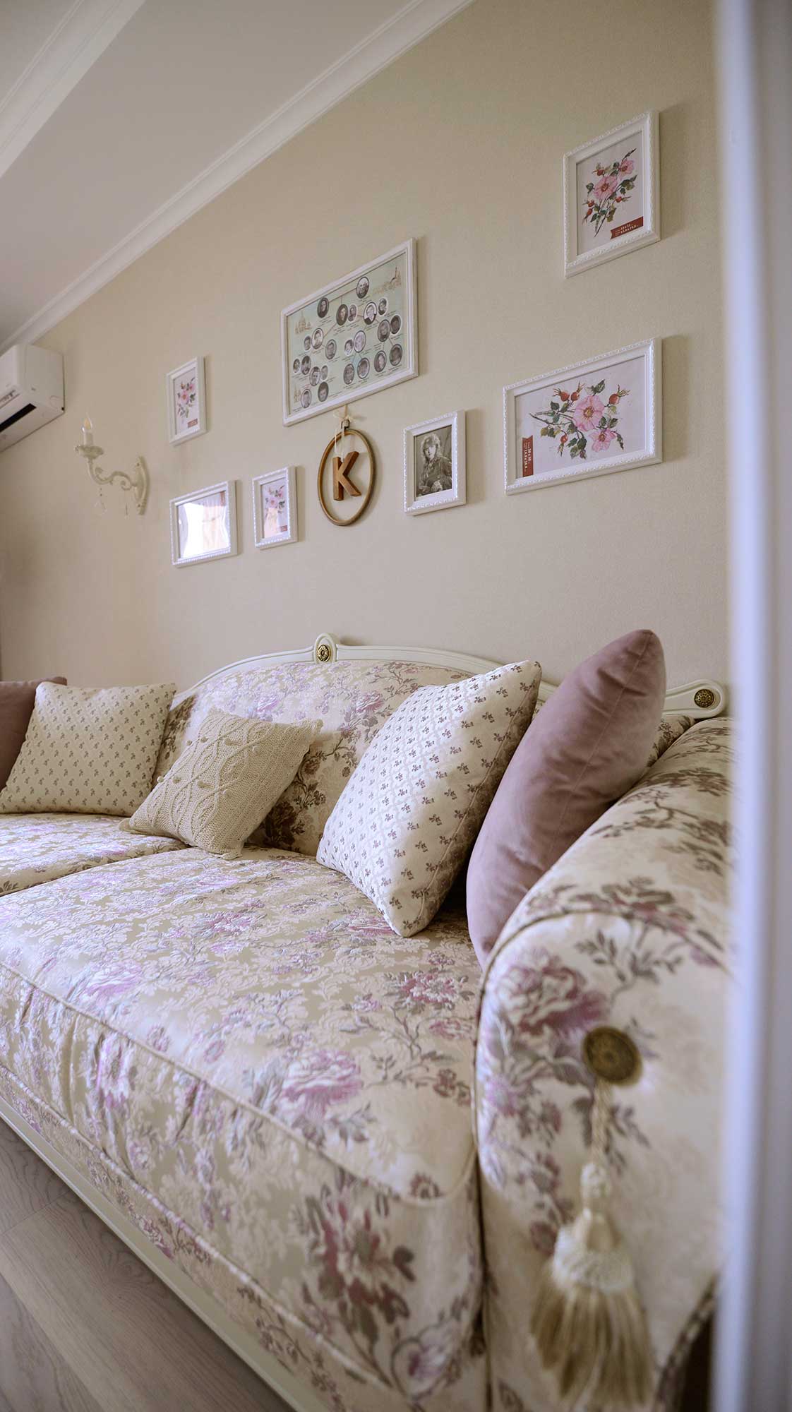 диван Гранд мираж серия Капри в стиле прованс с сиреневым рисунком на текстиле