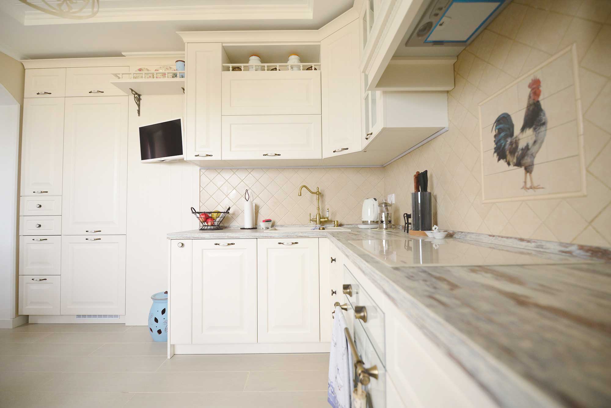 встроенный холодильник в кухонной гарнитуре в стиле прованс