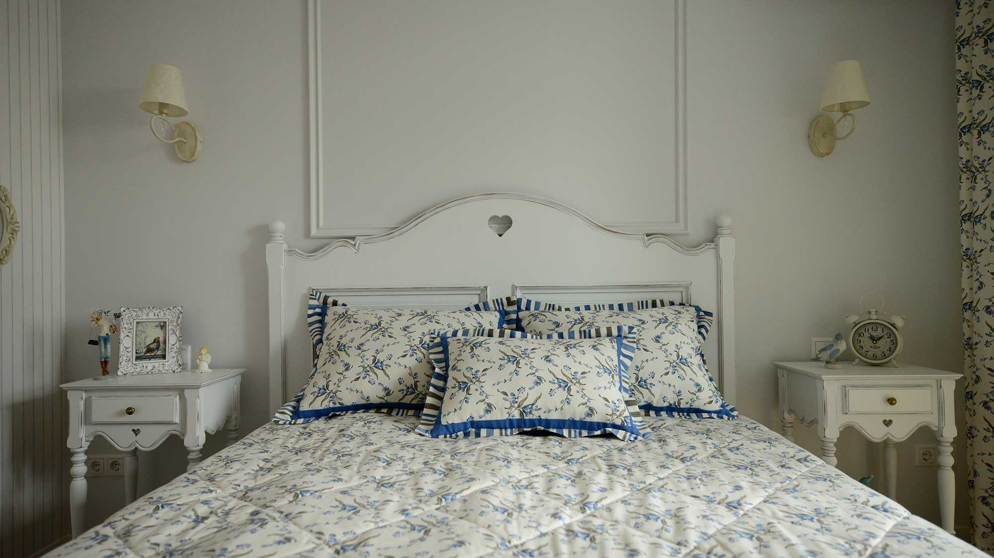 светлая кровать в спальню с сердечком в стиле прованс